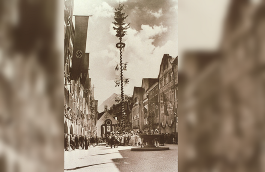 09. „Ehrenbogen“ zu Hitlers 50. Geburtag